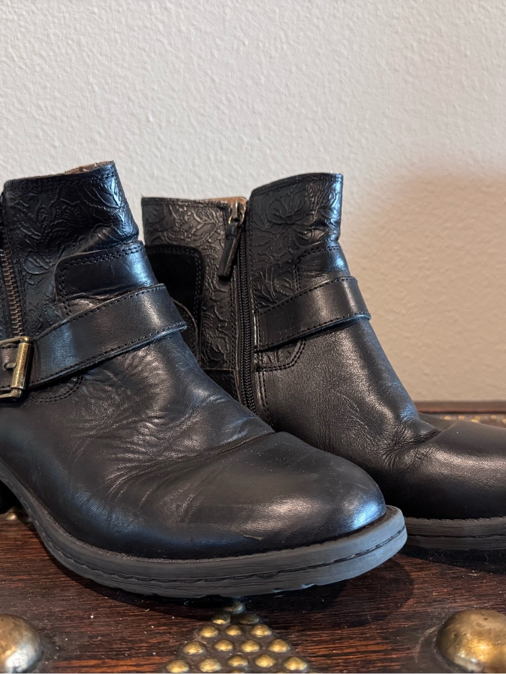 Comfortiva Black Leather Embossed Ankle Booties with Buckle WOMANS SZ 10